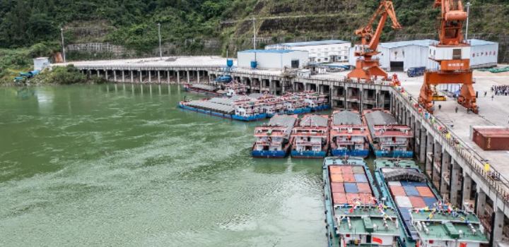 �����ڽ�ˮ�˼�װ��ˮ·�����׺�