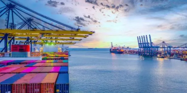 ���к������ڰ�ӵ�������������ں����ڴ�